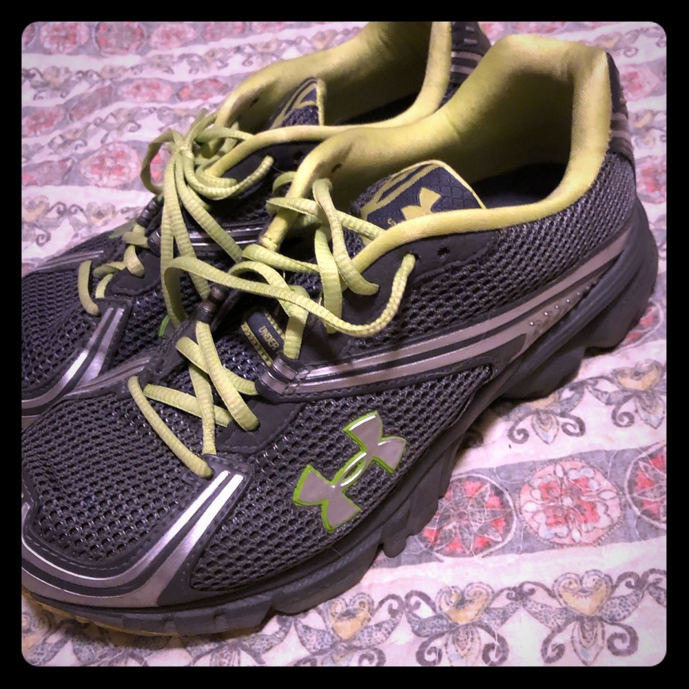 Tennis shoes